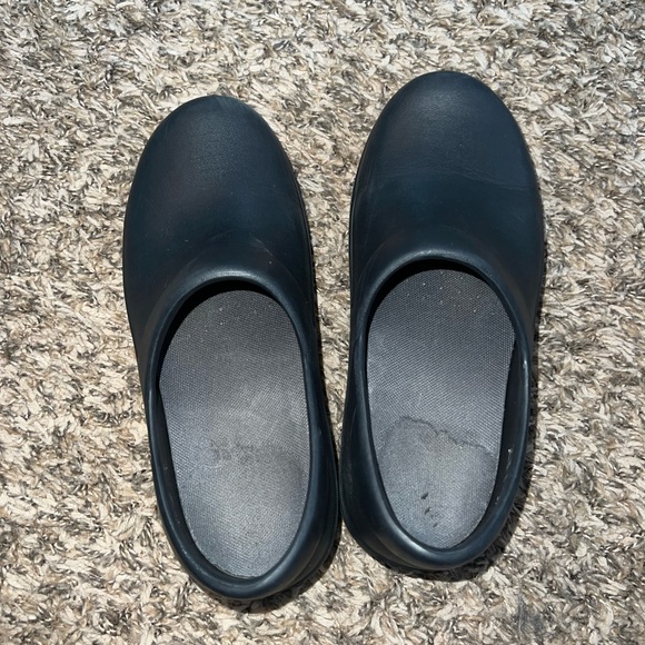 Crocs Black Rubber Clogs Slip Resistant Size 7 - Picture 5 of 6